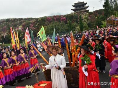 貴州民族在分布，語(yǔ)言文字，文化及宗教信仰方面的主要特特點(diǎn)？